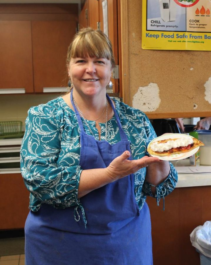Ms. Harbaughs class makes crêpes (December 2017)